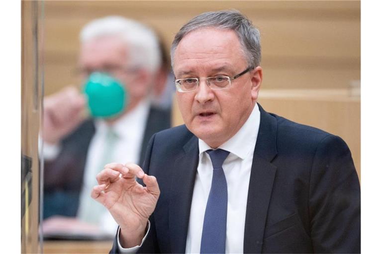 Andreas Stoch (r), Vorsitzender der SPD-Fraktion im Landtag von Baden-Württemberg. Foto: Marijan Murat/dpa/Archivbild