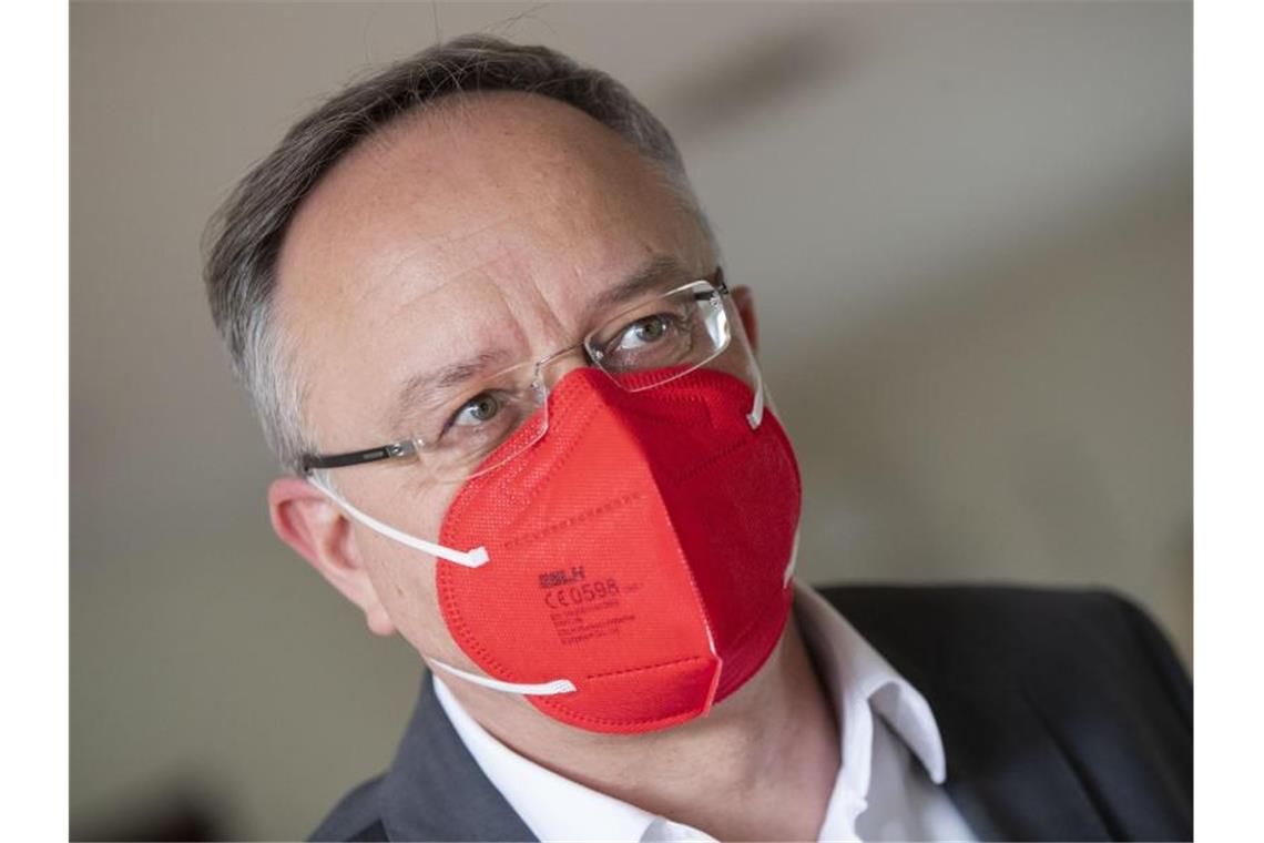 Andreas Stoch (SPD), Fraktionsvorsitzender der SPD im Landtag von Baden-Württemberg, spricht mit Mundschutz. Foto: Tom Weller/dpa/Archivbild