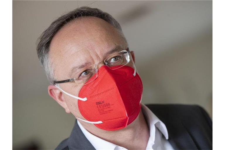 Andreas Stoch (SPD), Fraktionsvorsitzender der SPD im Landtag von Baden-Württemberg, spricht mit Mundschutz. Foto: Tom Weller/dpa/Archivbild