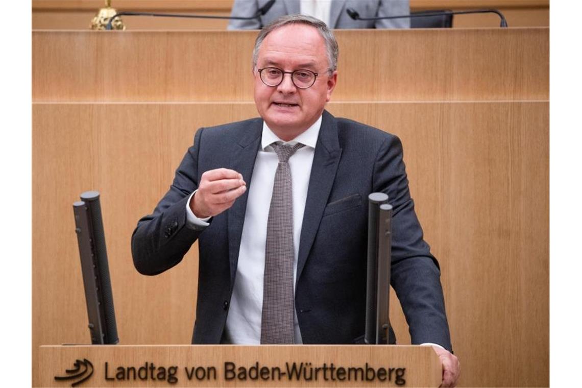 SPD will Sondersitzung zur verschärften Corona-Lage Andreas Stoch (SPD), Fraktionsvorsitzender der SPD, spricht bei einer Landtagssitzung. Foto: Christoph Schmidt/dpa/Archivbild