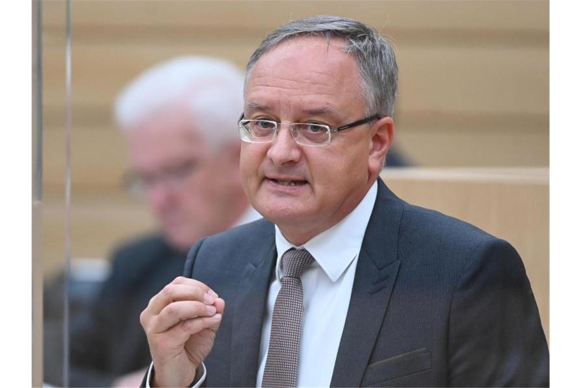SPD-Landeschef offen für Ampelkoalition Andreas Stoch spricht bei einer Sitzung. Foto: Bernd Weißbrod/dpa/Archivbild