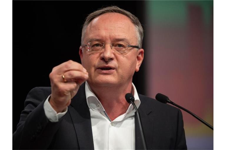 Andreas Stoch, Vorsitzender der SPD Baden-Württemberg, spricht während eines Parteitages. Foto: Sebastian Gollnow/dpa