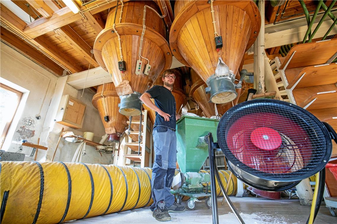 Andreas Thiel in der „heißen“ Mühle: Präventive Ungezieferbekämpfung durch Wärme in der Seemühle in Unterweissach. Foto: A. Becher