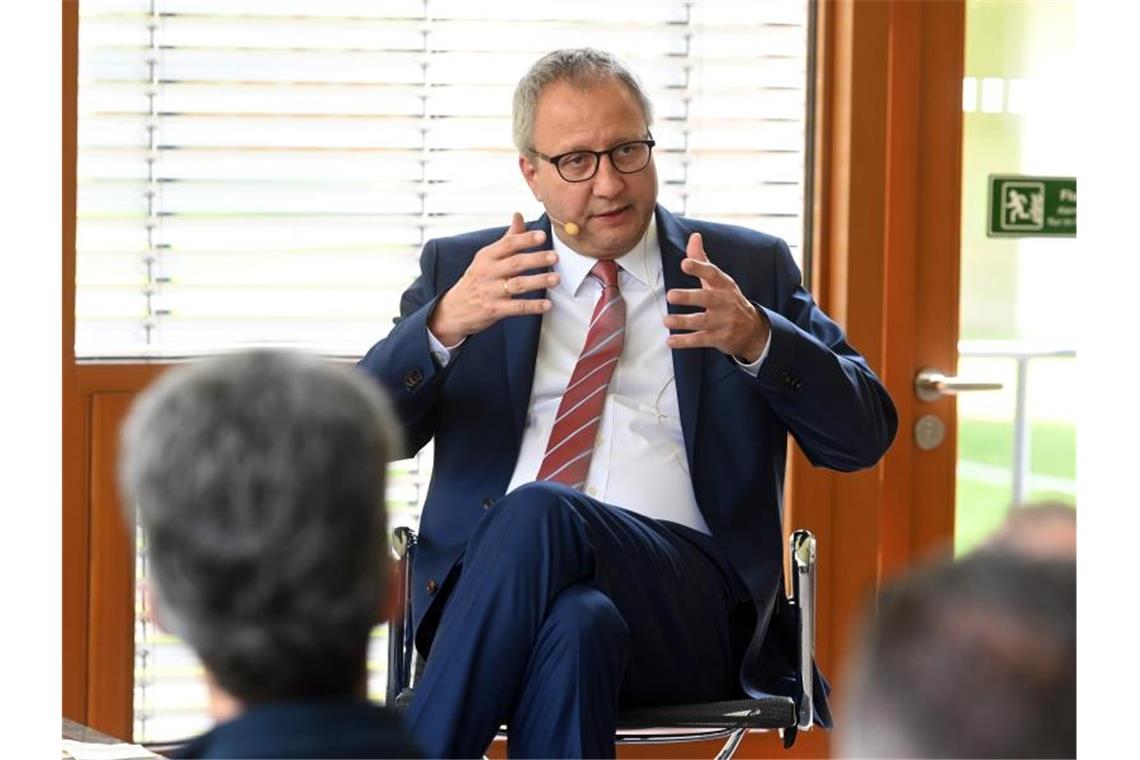 Voßkuhle: Politiker tun dem Bundesverfassungsgericht gut Andreas Voßkuhle spricht beim Tag der offenen Tür im Bundesverfassungsgericht. Foto: Uli Deck