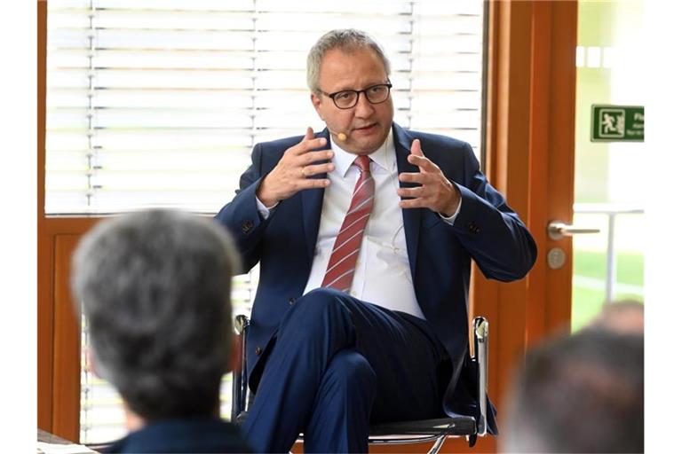 Andreas Voßkuhle spricht beim Tag der offenen Tür im Bundesverfassungsgericht. Foto: Uli Deck