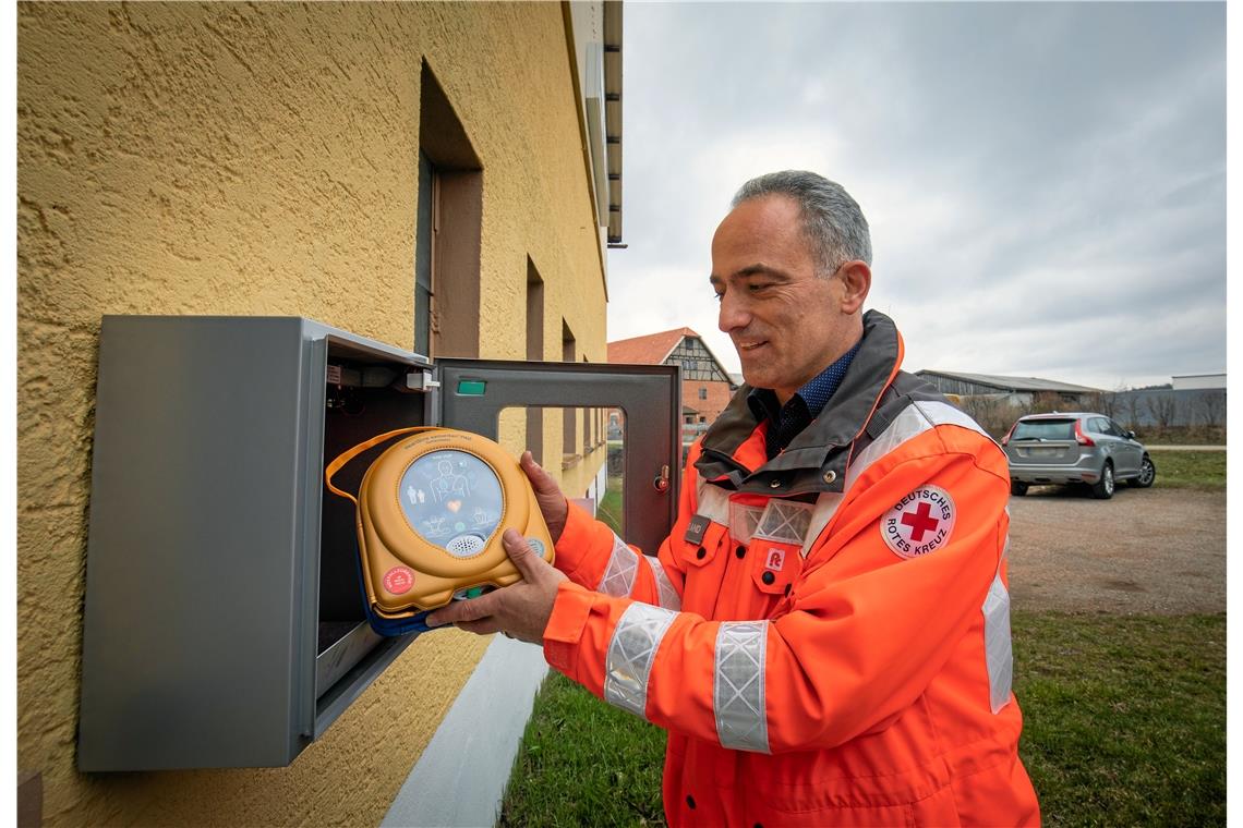 Andreas Wieland vom DRK Althütte zeigt an der Rösslesscheuer in Waldenweiler, wie ein Defibrillator aussieht. Foto: A. Becher