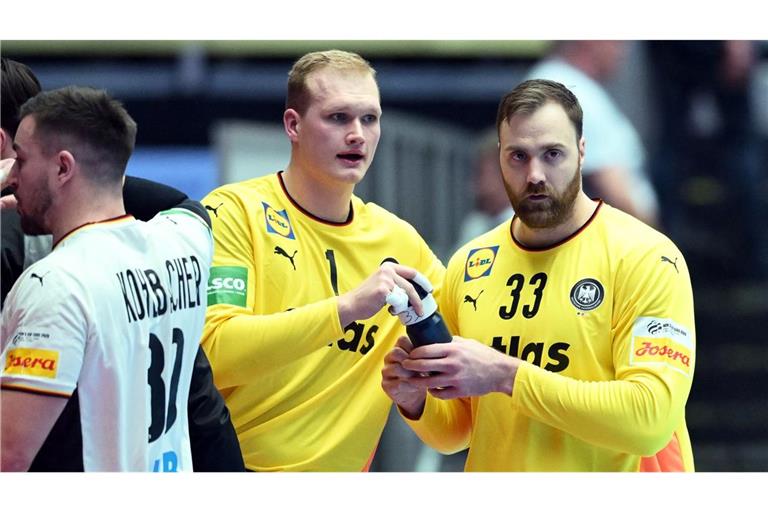 Andreas Wolff (r) hat die Torwart-Diskussion nach dem EM-Hauptrundenspiel gegen Dänemark kritisiert.