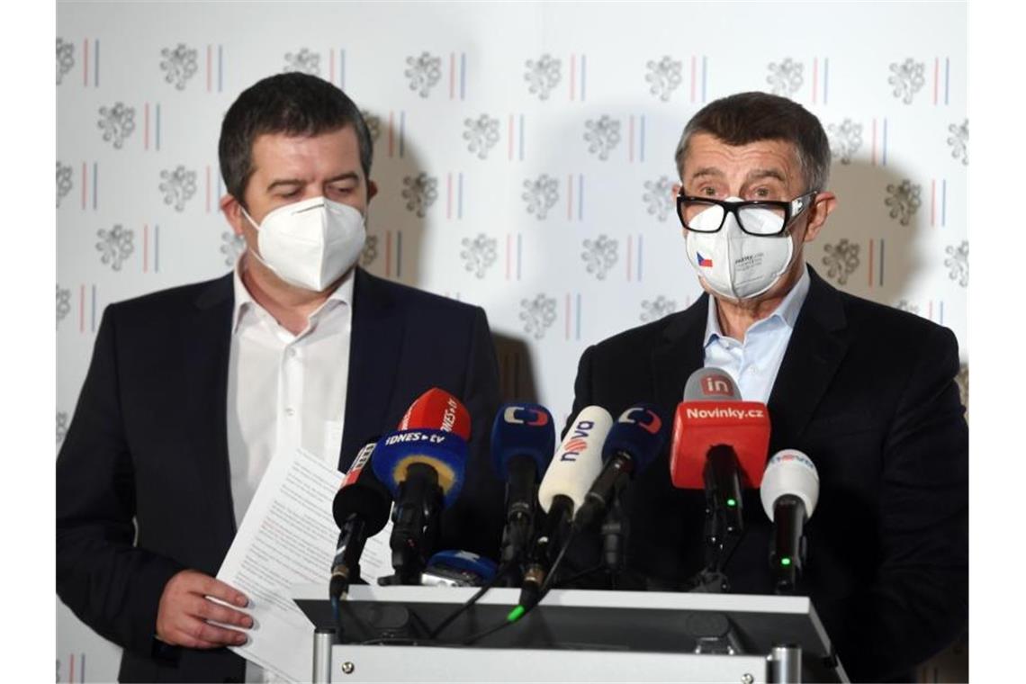 Andrej Babis (r.), Ministerpräsident von Tschechien, und Jan Hamacek, Innenminister von Tschechien, während einer außerordentlichen Pressekonferenz. Foto: Øíhová Michaela/CTK/dpa