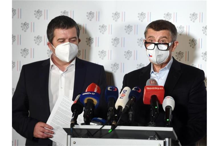 Andrej Babis (r.), Ministerpräsident von Tschechien, und Jan Hamacek, Innenminister von Tschechien, während einer außerordentlichen Pressekonferenz. Foto: Øíhová Michaela/CTK/dpa