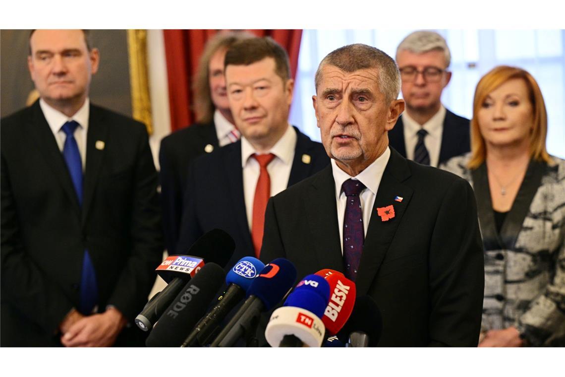 Andrej Babis (vorne), tschechischer Milliardär und Gründer der Partei ANO, hat in Prag einen Koalitionsvertrag mit den Vorsitzenden der ultrarechten Freiheit und direkte Demokratie (SPD) und der Autofahrerpartei Motoristen unterzeichnet.
