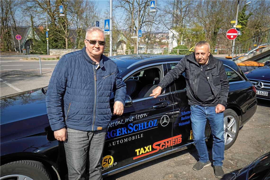 Andrej Hecht (links) und Serdar Dogan vom Unternehmen Taxi Scheib sind als Unternehmer zurzeit arg gebeutelt.  Foto: A. Becher