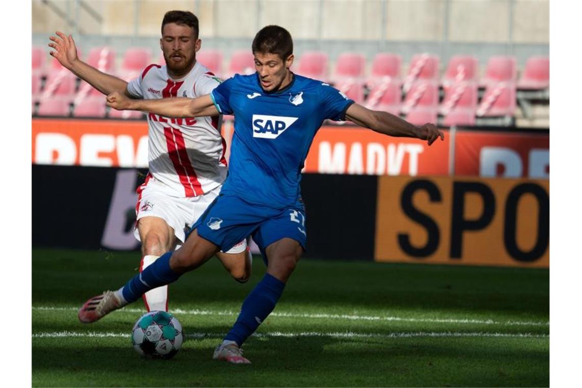 Andrej Kramaric (r) in Aktion. Foto: Federico Gambarini/dpa/Archivbild