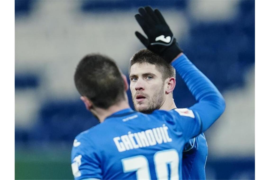 Köln unterliegt in Hoffenheim - Kramaric mit Rekordtor Andrej Kramaric (r) traf zwei Mal per Elfmeter und trug sich in die Bundesliga-Geschichtsbücher ein. Foto: Uwe Anspach/dpa