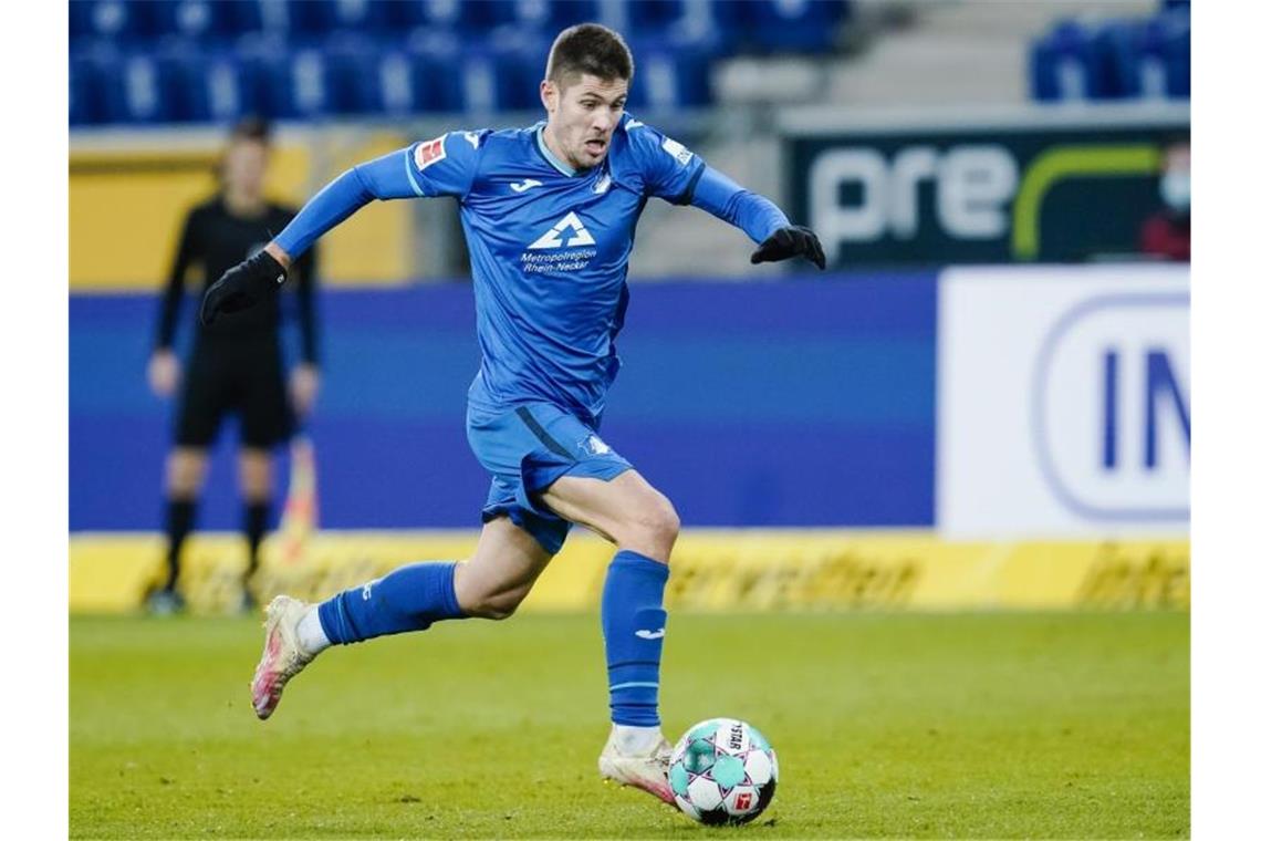 Andrej Kramaric spielt den Ball. Foto: Uwe Anspach/dpa/Archivbild