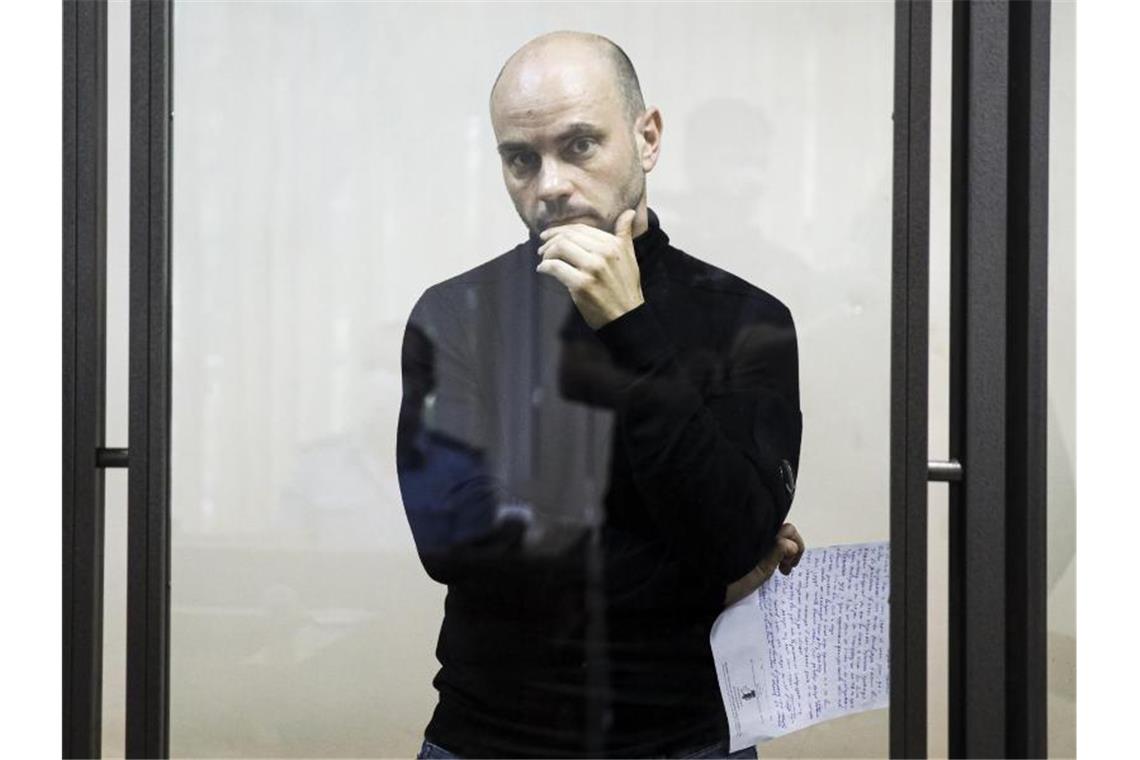 Andrej Piwowarow steht während seiner Gerichtsverhandlung in Krasnodar hinter einer Glaswand. Foto: -/AP/dpa