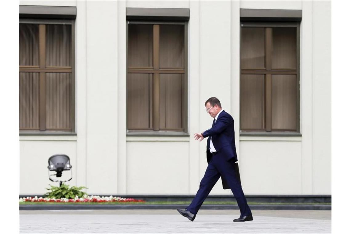 Andrej Rawkow, Staatssekretär des Sicherheitsrats von Belarus, geht, nachdem er sich vor den Medien geäußert hat. Foto: Sergei Grits/AP/dpa