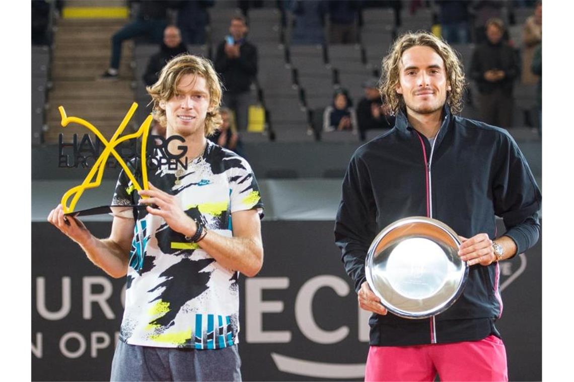 Andrej Rubljow (l) setzte sich in Hamburg im Finale gegen Stefanos Tsitsipas durch. Foto: Daniel Bockwoldt/dpa