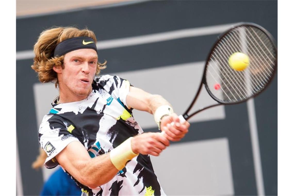 Andrej Rubljow steht wieder im Finale des Tennis-Turniers in Hamburg. Foto: Daniel Bockwoldt/dpa