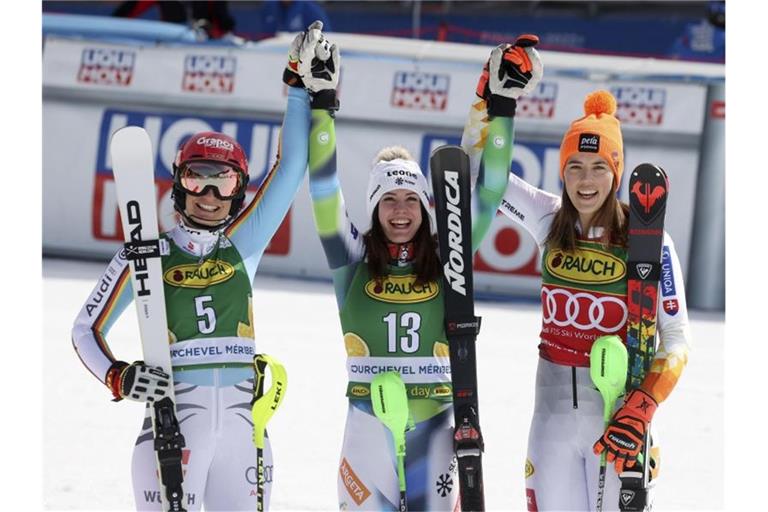 Andreja Slokar (M) siegte beim Slalom in Meribel vor Lena Dürr (l) und Petra Vlhova. Foto: Alessandro Trovati/AP/dpa