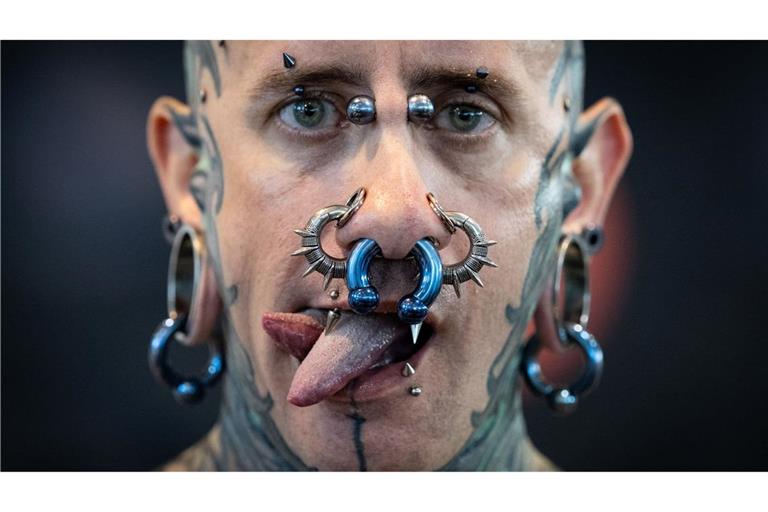 Andrew aus Spanien präsentiert Tattoos, Piercing und eine gespaltene Zunge auf der Tattoo Convention in Frankfurt.