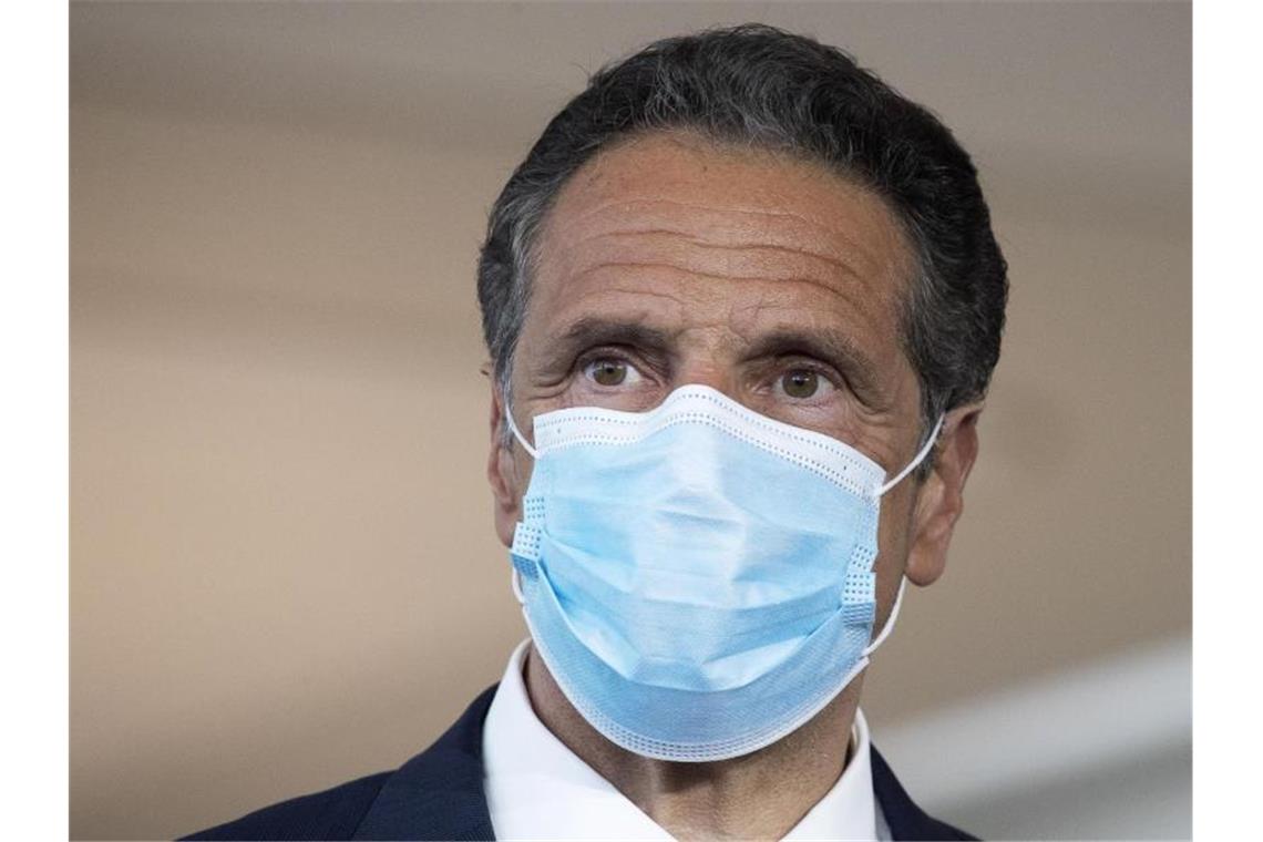 Andrew Cuomo, Gouverneur von New York, trägt während einer Pressekonferenz im Terminal B des Laguardia-Flughafens einen Mundschutz. Foto: Mark Lennihan/AP/dpa