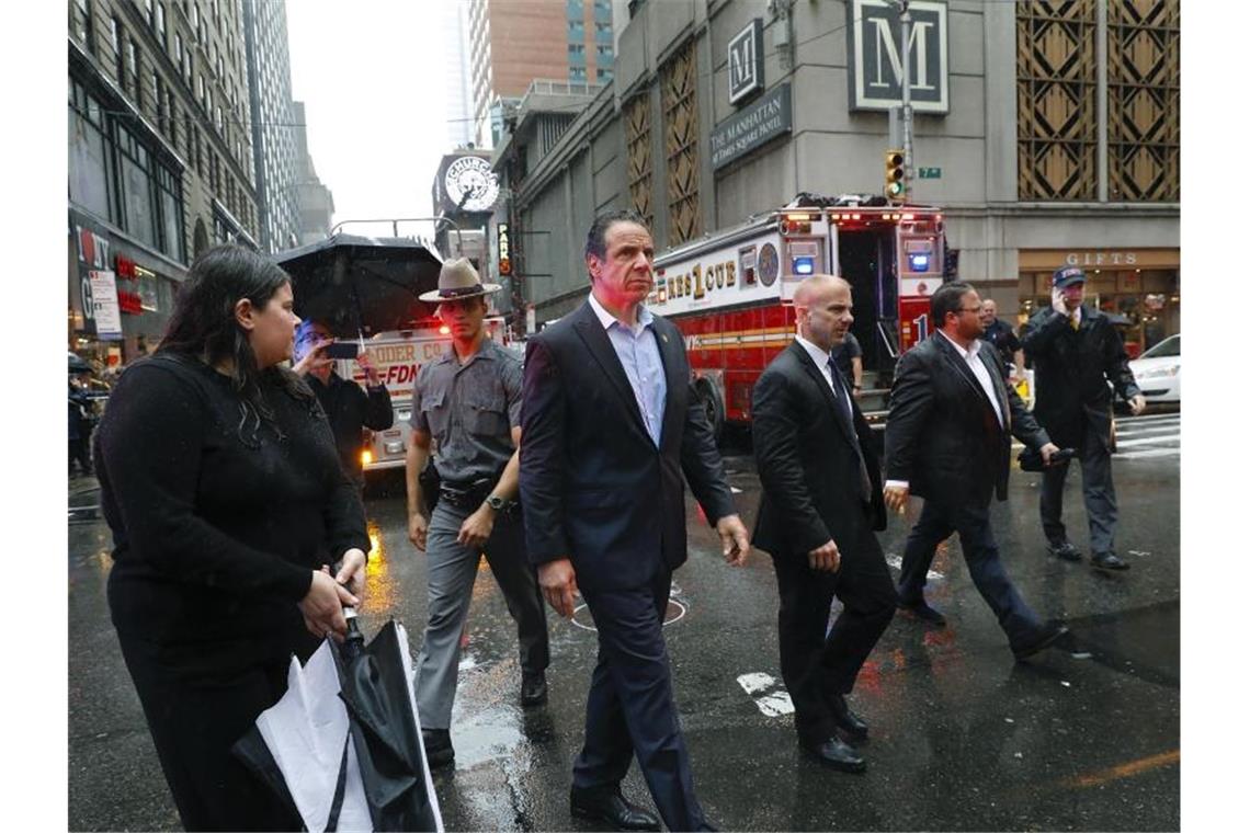 Ursachenforschung nach Helikopterabsturz in Manhattan Andrew Cuomo (M), Gouverneur des Bundesstaates New York, ist nach dem Unglück nach Manhattan gekommen. Foto: Mark Lennihan/AP