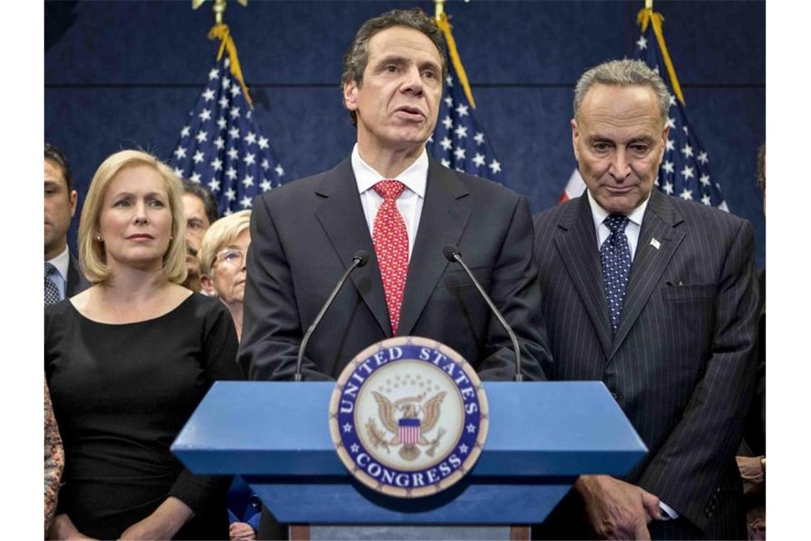 Belästigungsvorwürfe: New Yorks Gouverneur unter Beschuss Andrew Cuomo (M), Gouverneur von New York, sieht sich wachsendem Druck ausgesetzt. Foto: J. Scott Applewhite/AP/dpa
