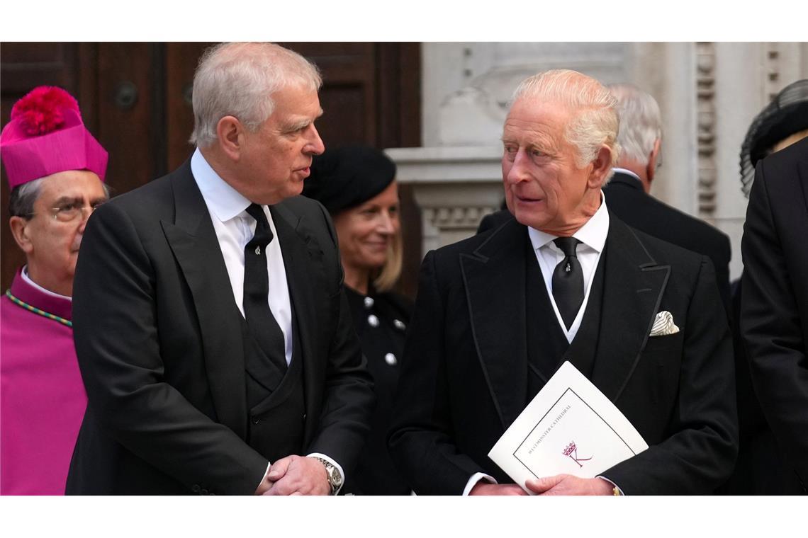 Andrew (l.) ist eine Belastung für seinen Bruder, König Charles III. (Archivbild)