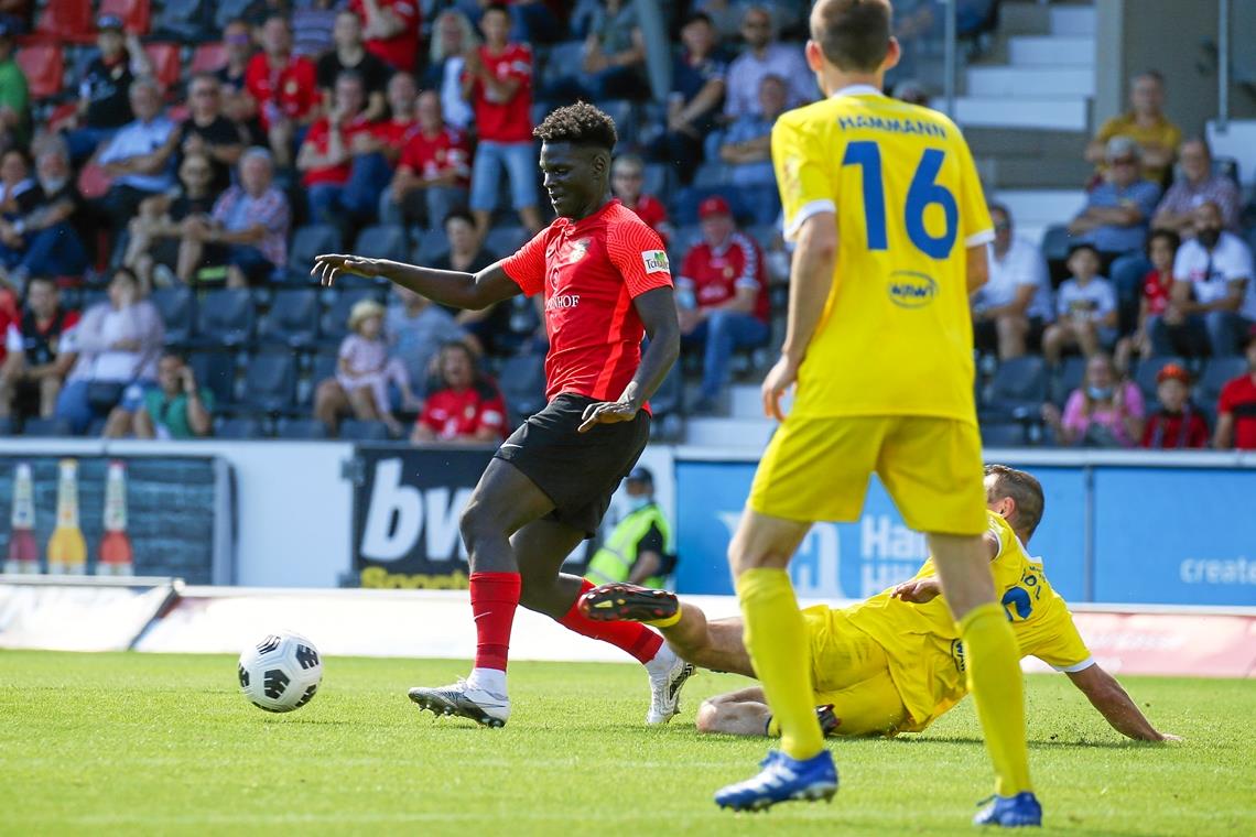 Andrew Owusu (rotes Trikot) erzielt den zweiten Großaspacher Treffer. Foto: A. Becher