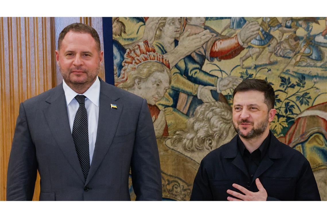 Andrij Jermak (li.) ist Jurist, Jurist, Filmproduzent, Leiter des Büros und rechte Hand von Präsident Wolodymyr Selenskyjs (re.). Beim 54-jährigen durchsuchten jetzt Korruptionsermittler.