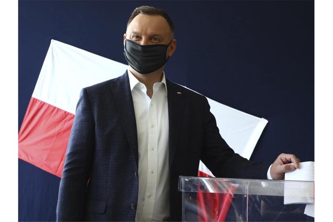 Andrzej Duda bei der Stimmabgabe in einem Wahllokal in Krakau. Ersten Prognosen zufolge hat Duda die absolute Mehrheit verpasst. Foto: Beata Zawrzal/AP/dpa