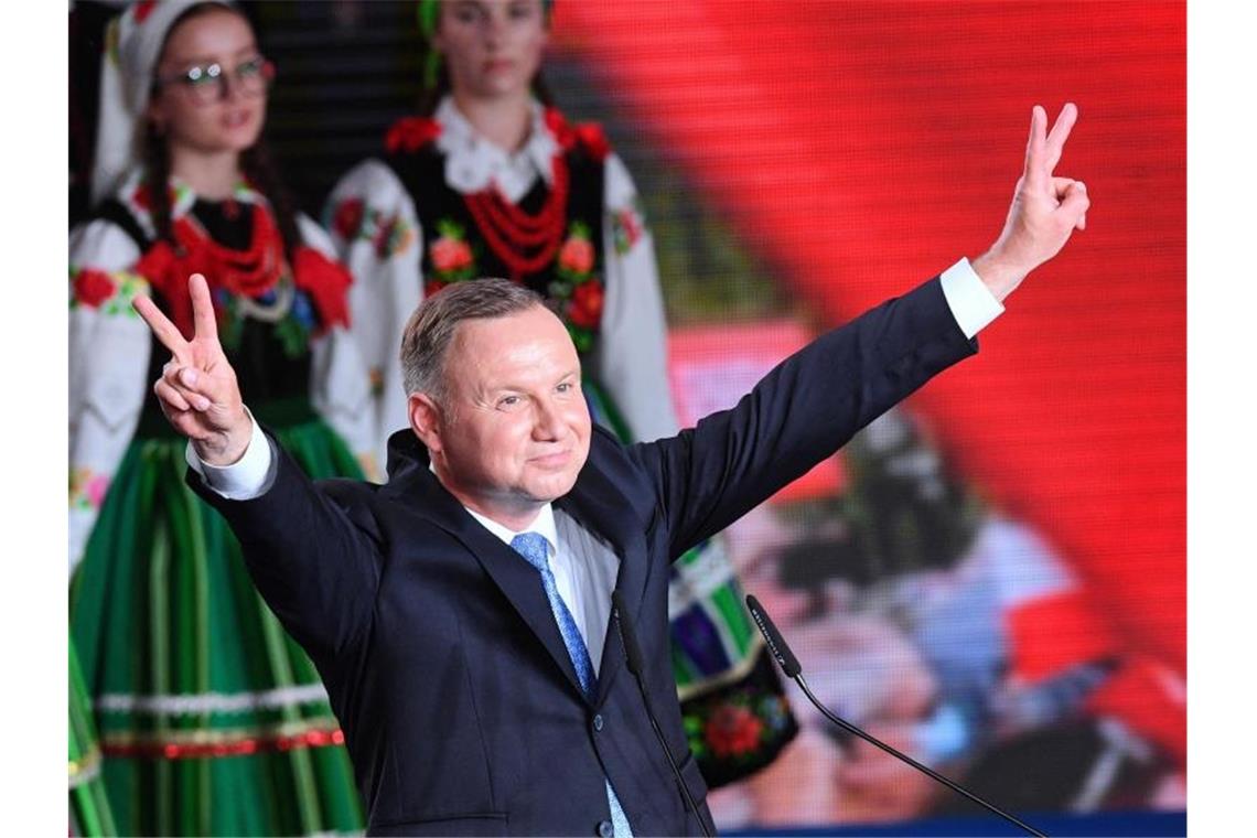 Andrzej Duda feiert sich trotz der anstehenden Stichwahl auf einer Wahlparty. Foto: Radek Pietruszka/PAP/dpa