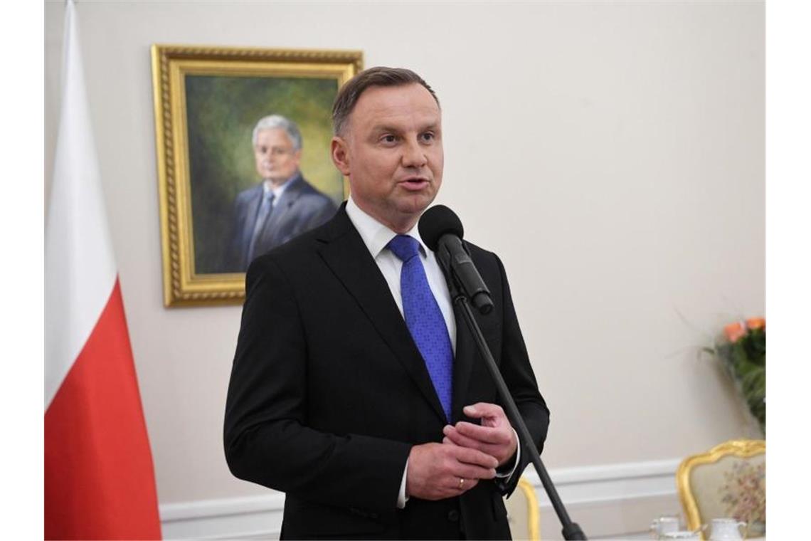 Knapper Sieg sichert Duda zweite Amtszeit Andrzej Duda spricht im Präsidentenpalast in Warschau. In Polen amtiert der Präsident fünf Jahre lang. Foto: Radek Pietruszka/PAP/dpa