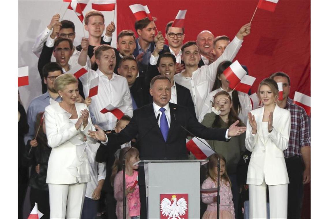 Wahlkrimi in Polen: Das Rennen zwischen Duda und Trzaskowski Andrzej Duda spricht zu Unterstützern. Foto: Czarek Sokolowski/AP/dpa