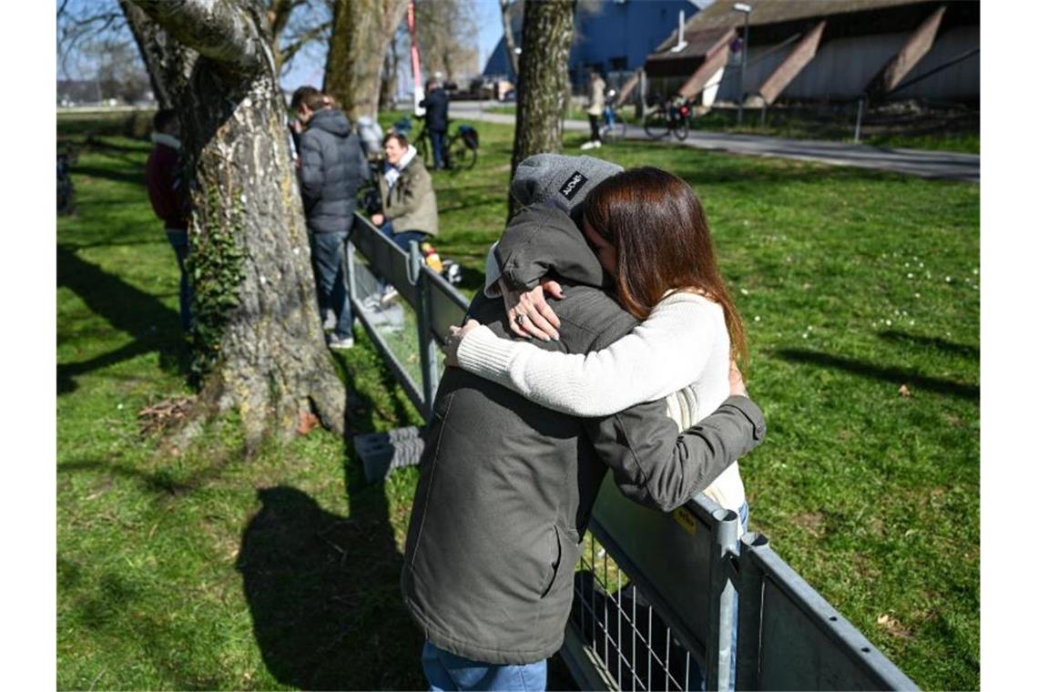 Andy aus Deutschland und Olivia aus der Schweiz umarmen sich an der Deutsch-Schweizer Grenze. Foto: Felix Kästle/dpa