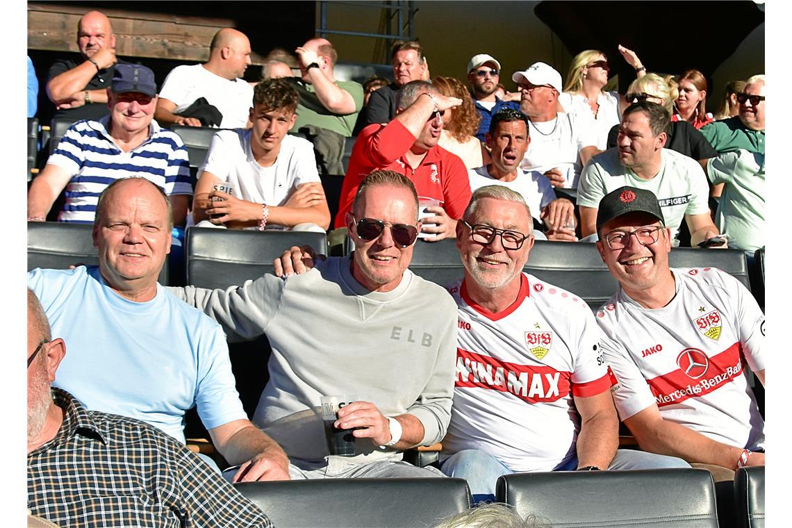 Andy Kalb (mit Sonnenbrille) und seine AH-Kumpels vom FSV Weiler zum Stein auf d...