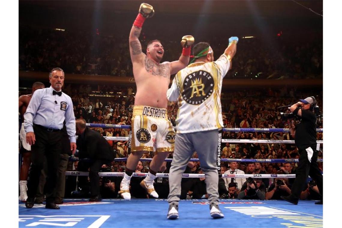 Andy Ruiz Jr. (M.) hüpft vor Freude nach seinem Sieg. Foto: Nick Potts/PA Wire