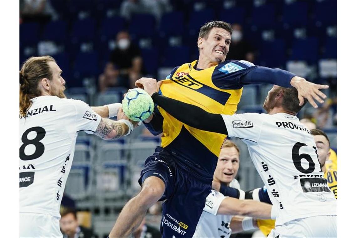 Spielmacher Schmid wechselt von Mannheim nach Luzern Andy Schmid (M.) wird die Rhein-Neckar Löwen verlassen. Foto: Uwe Anspach/dpa