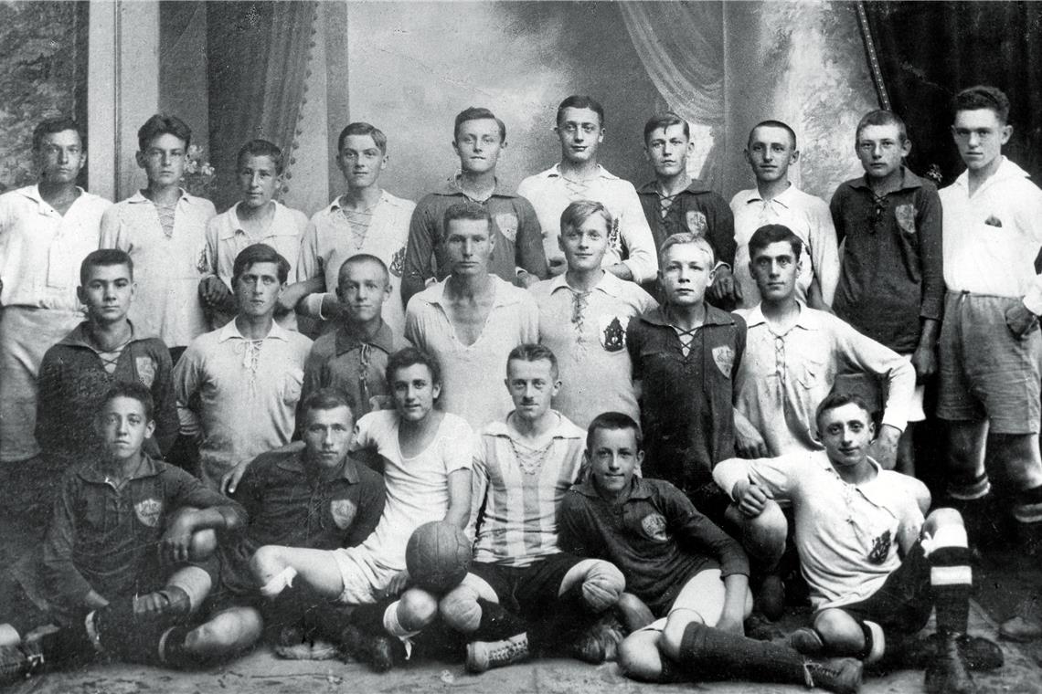 Anfänge der Vereinsgeschichte: Das Foto von 1920 zeigt die SVS-Kicker mit den Gegnern aus Murrhardt. Fotos: SV Steinbach/B. Strohmaier