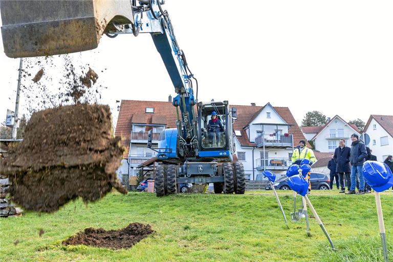 Anfang 2023 durfte Bürgermeisterin Patrizia Rall den Baggerbiss zur Sanierung der Ortsdurchfahrt von Heutensbach tätigen. Archivfoto: A. Becher