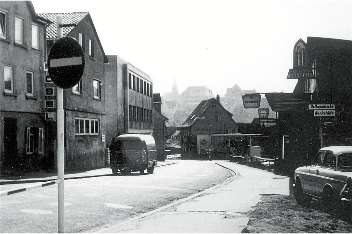 An der Gabelung stand das Siechenhaus Anfang der 1970er-Jahre auf der linken Seite: Möbel Spieß, Ledergroßhandel Klinghoffer und Möbel Noller.