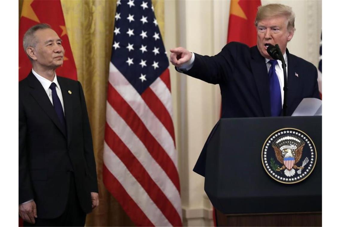 Zwei Jahre Handelskrieg: Frostiger Waffenstillstand Anfang des Jahres haben die USA und China ein Abkommen vereinbart. US-Präsident Donald Trump und Chinas Vizepremier Liu He trafen sich dazu in Washington. Foto: Evan Vucci/AP/dpa