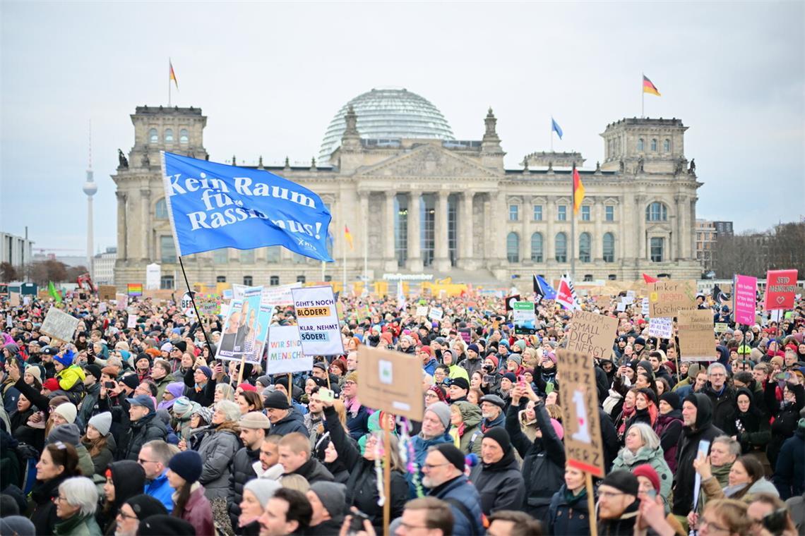 Vergifteter Wahlkampf Anfang Februar in Berlin: Protestaktion unter dem Motto „Aufstand der Anständigen – Demo für die Brandmauer“ vor dem Reichstag