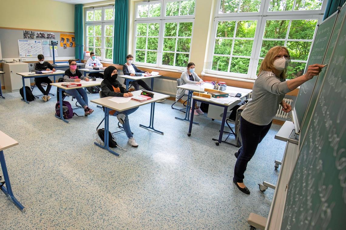 Anfang Mai war erstmals nach der sieben Wochen langen Schulschließung wieder Unterricht vor Ort möglich, wenngleich zum Teil nur in „halben Klassen“ und in bestimmten Fächern, so wie im abgebildeten Fall bei der 10b in der Schickhardt-Realschule Backnang. Die Wissenslücken, die während der Coronazeit entstanden sind, sollen nun mithilfe der Lernbrücken wieder geschlossen werden. Foto: A. Becher