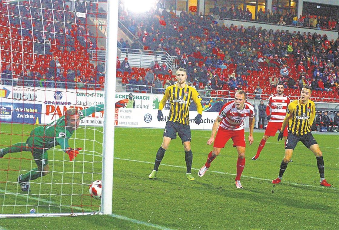 Ein Abend zum Vergessen Anfang vom Aspacher Ende in Zwickau: Das 1:0 des FSV nach einem Kopfball von Julius Reinhardt. Am Schluss verlor die SG gar 0:3. Foto: F. Kruczynski