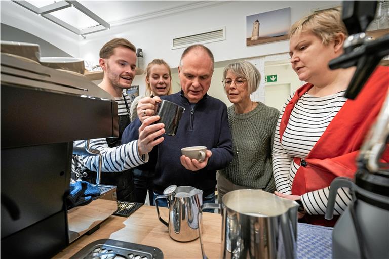 Anfangs hält Jan Sengenberger (links) das Kännchen noch mit den Kursteilnehmern, später versuchen sie es selbst. Fotos: Alexander Becher