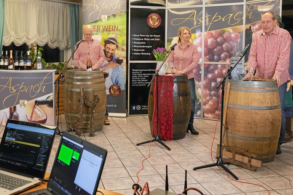 Gaumenschmaus als Livestream übertragen Anfangs waren Joachim Schöffler (von links), Michaela Perini und Günther Ferber vielleicht etwas angespannt angesichts der Kameras und Bildschirme zur Übertragung der Weinprobe via Internet. Doch das gab sich zusehends und wurde auch für die Zuschauer zum Gaumenschmaus. Foto: J. Fiedler