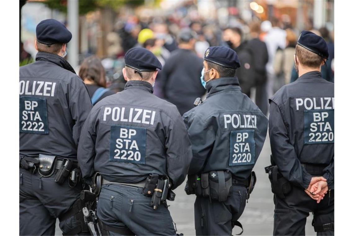 „Anfeindungen, Angriffe, pauschale Verdächtigungen und purer Hass“: Gewerkschaftschef Rainer Wendt beklagt fehlende Wertschätzung für die Polizei (Symbol). Foto: Christoph Soeder/dpa