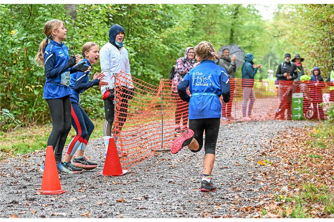 Anfeuern am Streckenrand. 4. Kindercrossduathlon des TC Backnang im Plattenwald....