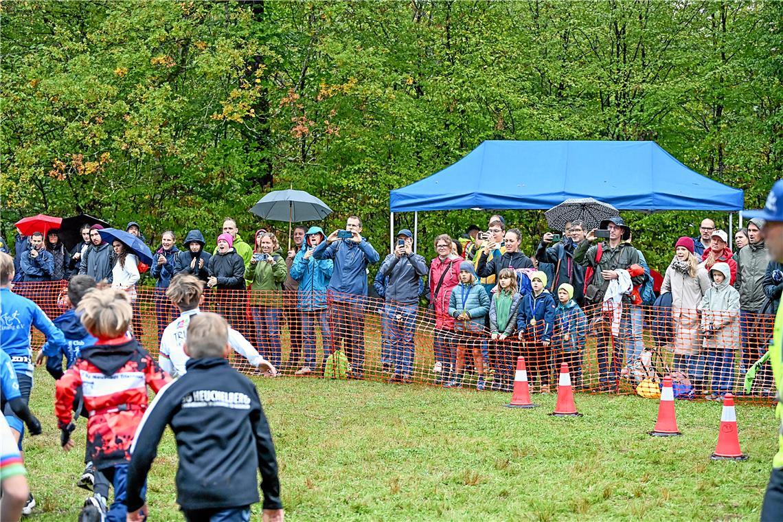 Anfeuerung nach dem Start. 4. Kindercrossduathlon des TC Backnang im Plattenwald...